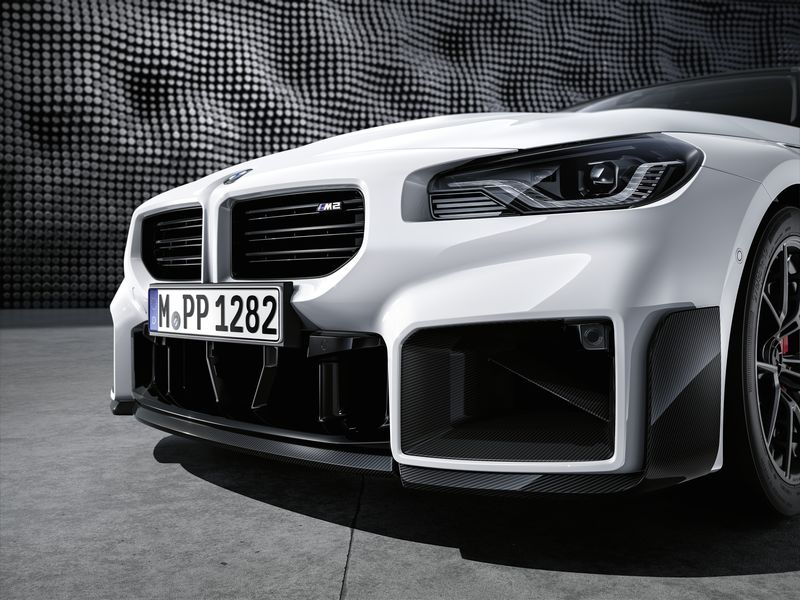 A modern BMW M2 színtiszta vezetési élményét BMW M Performance alkatrészek nyomatékosítják